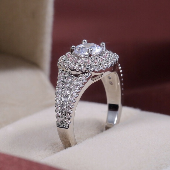 Elegant 925 Silver Round Cut White Sapphire Ring - Picture 3 of 6